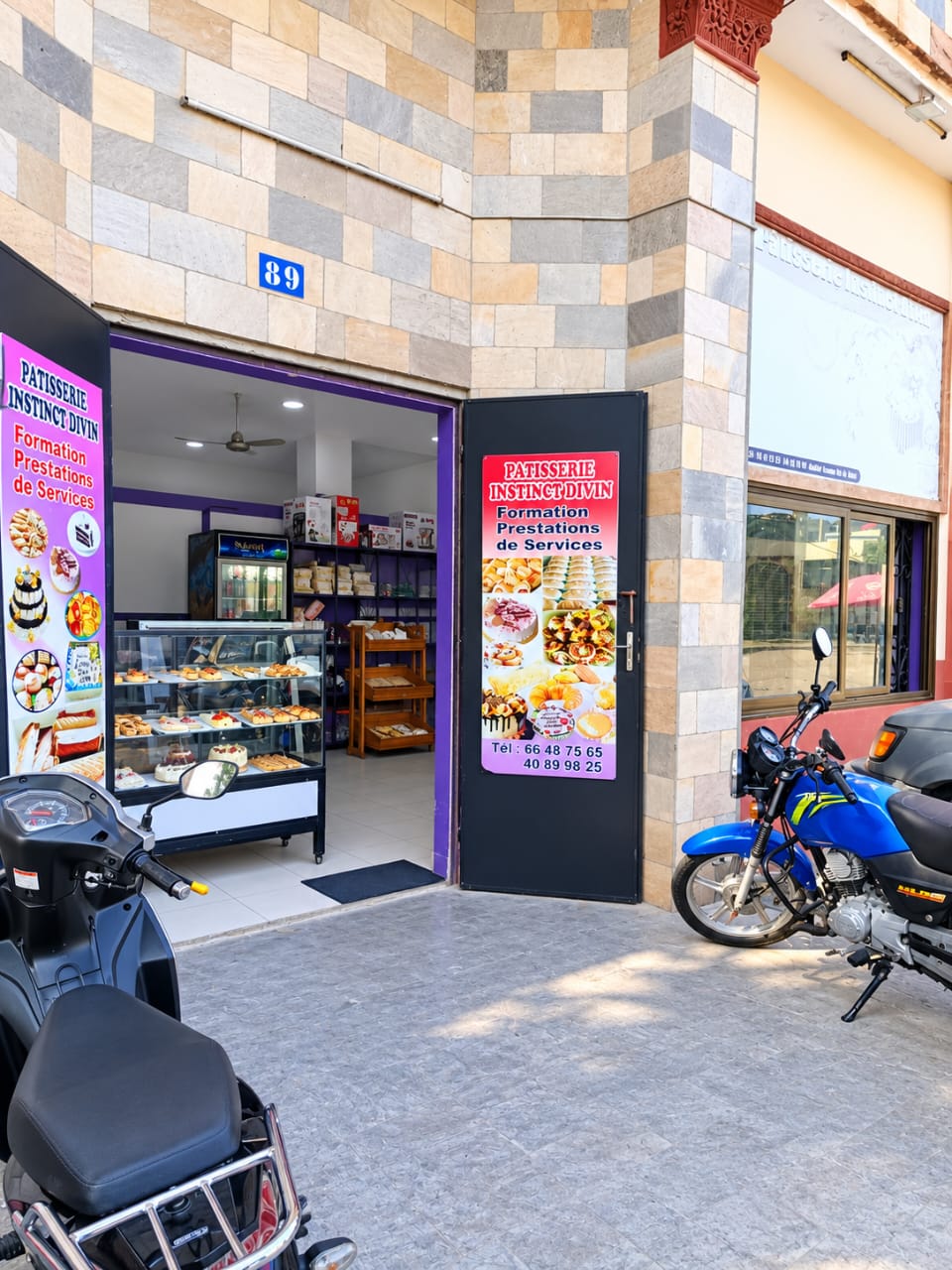 Devanture de la pâtisserie INSTINCT DIVIN à Cotonou — vitrine de créations et atelier