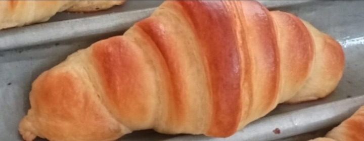 Croissants pur beurre dorés, tout juste sortis du four — INSTINCT DIVIN Cotonou