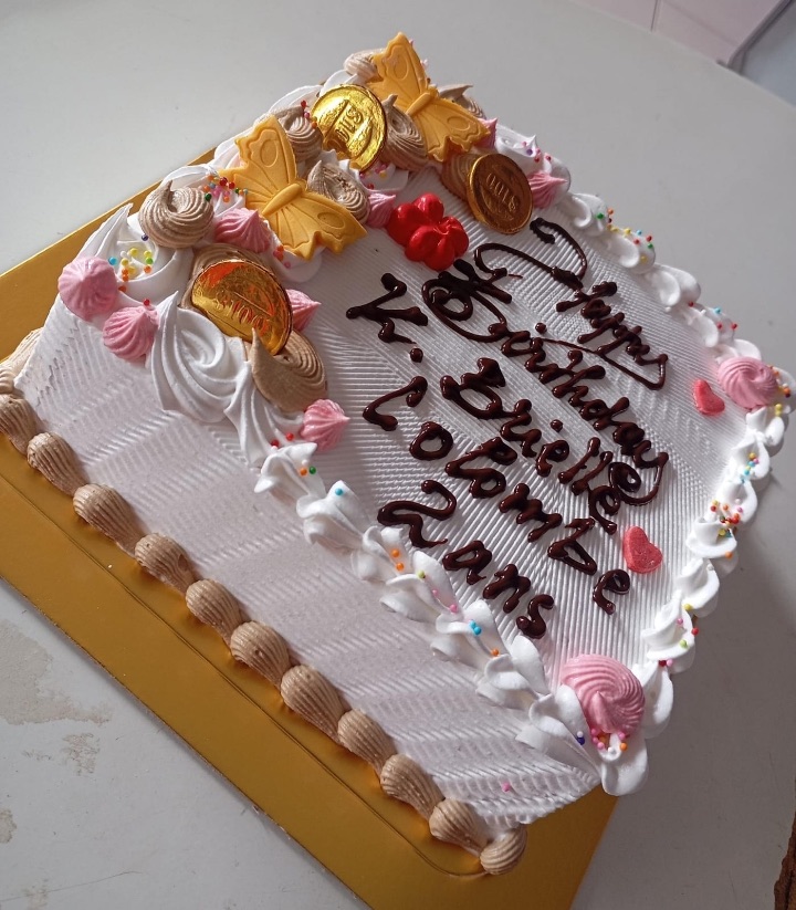Gâteau d'anniversaire 20 000 FCFA décor doré — INSTINCT DIVIN Cotonou